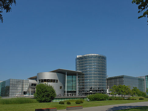 Gläserne Manufaktur mit Wiese Foto 