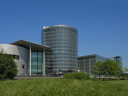 Fotos Gläserne Manufaktur mit Wiese