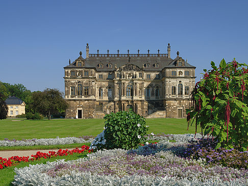 Blumen vor dem Palais