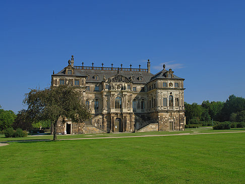 Fotos Palais mit Wiese