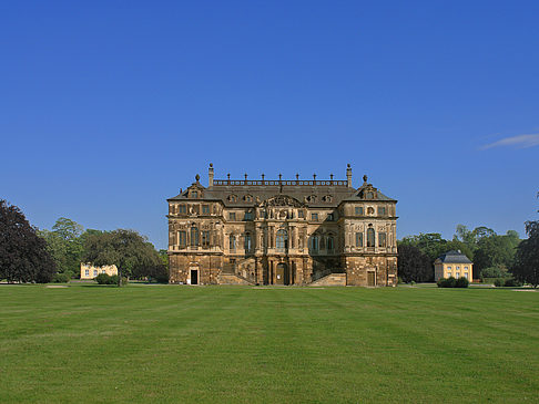 Foto Palais mit Wiese