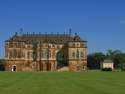 Fotos Palais mit Wiese
