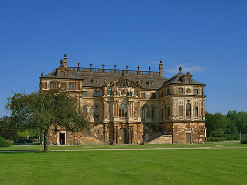 Palais mit Wiese Foto 