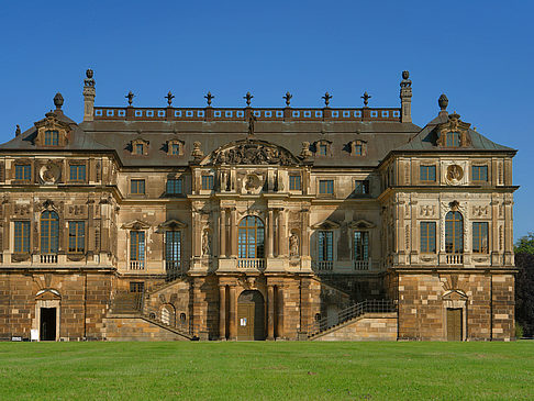 Palais mit Wiese