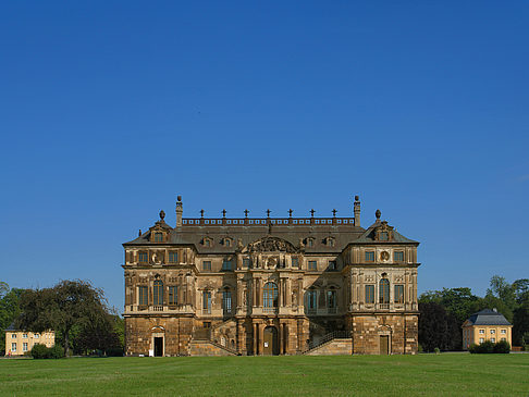Fotos Palais mit Wiese