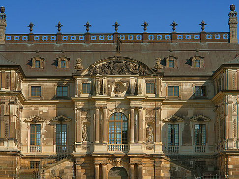 Foto Palais mit Wiese