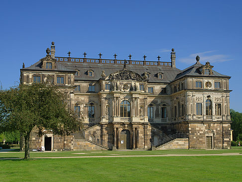 Fotos Palais mit Wiese