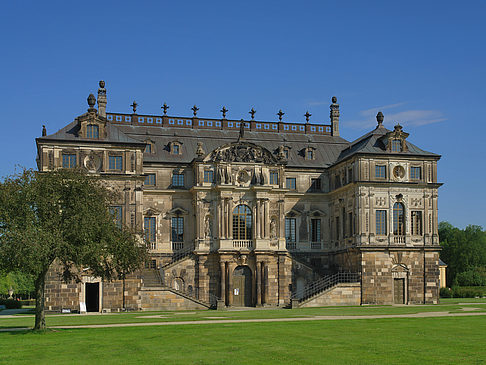Fotos Palais mit Wiese