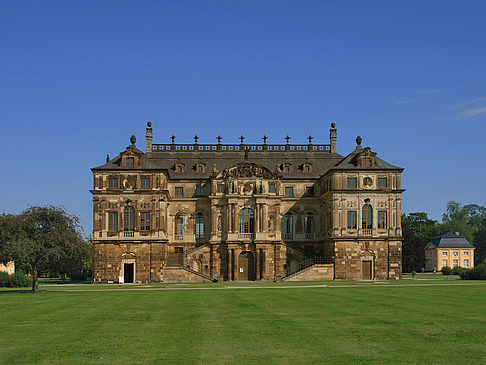Fotos Palais mit Wiese