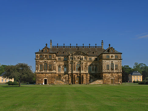 Foto Palais mit Wiese