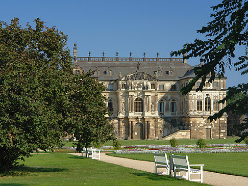 Palais zwischen Bäumen
