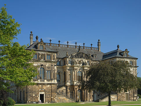 Palais zwischen Bäumen Foto 