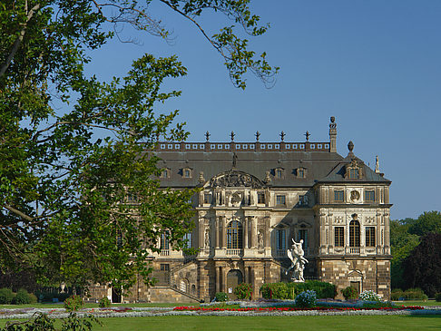 Foto Palais zwischen Bäumen