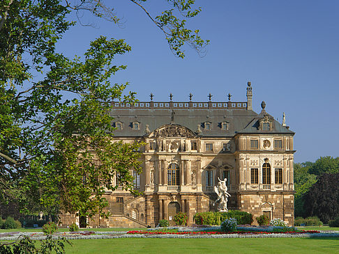 Fotos Palais zwischen Bäumen