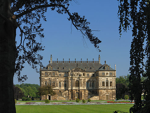 Palais zwischen Bäumen