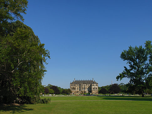 Palais zwischen Bäumen