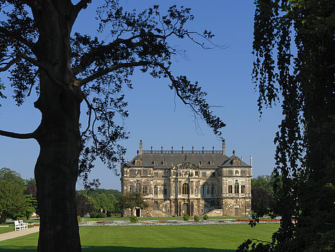 Palais zwischen Bäumen