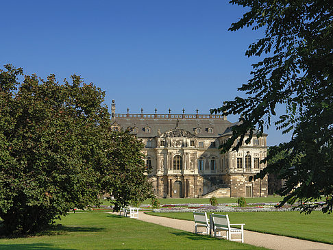 Palais zwischen Bäumen
