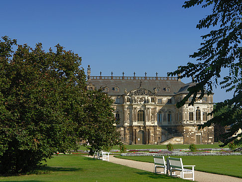 Palais zwischen Bäumen