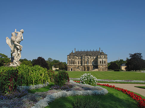 Statue vor dem Palais Foto 