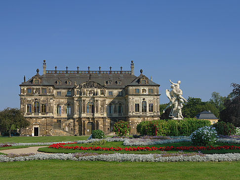Statue vor dem Palais Fotos