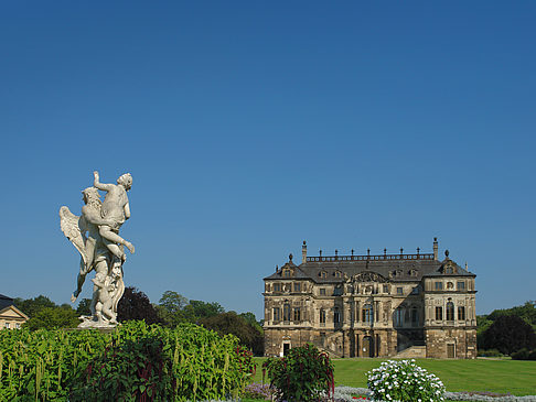 Statue vor dem Palais Fotos