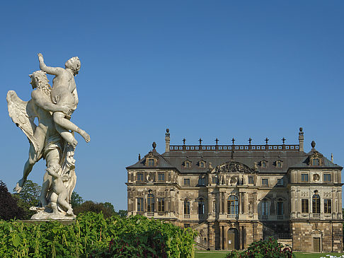 Statue vor dem Palais Fotos