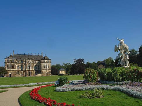 Statue vor dem Palais Foto 