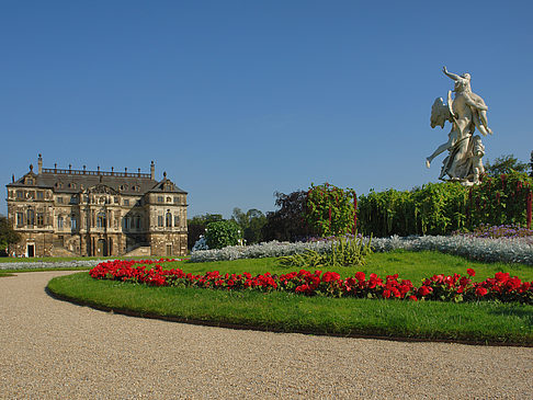 Foto Statue vor dem Palais