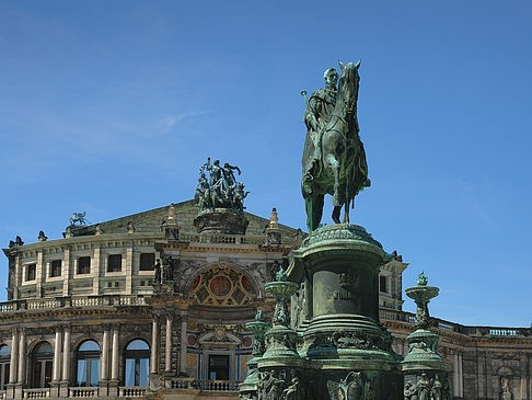 König-Johann-Statue mit Semperoper