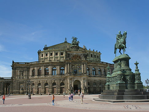 Foto König-Johann-Statue mit Semperoper
