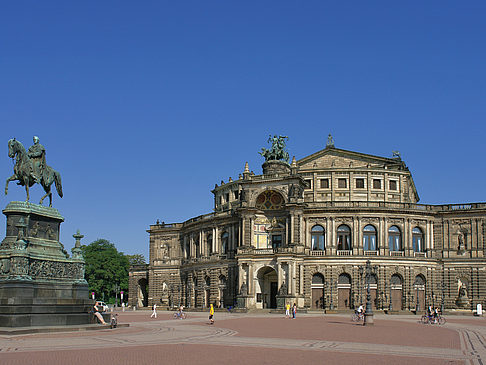 König-Johann-Statue mit Semperoper