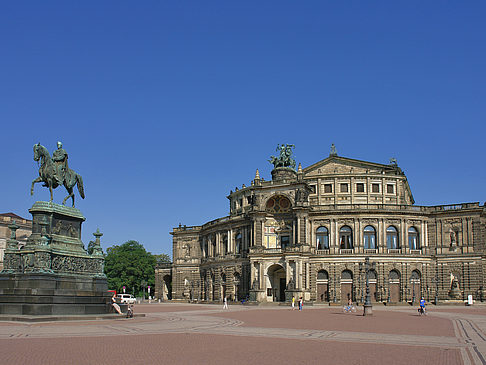 Foto König-Johann-Statue mit Semperoper