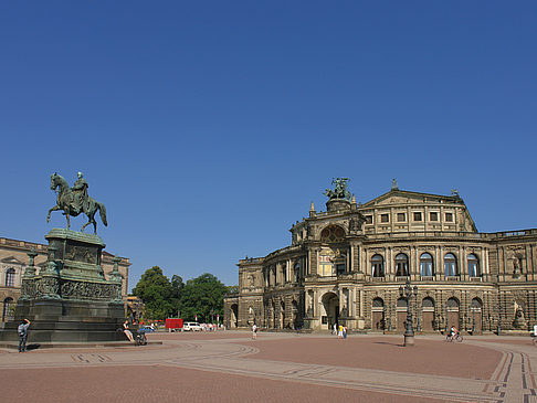 König-Johann-Statue mit Semperoper Foto 