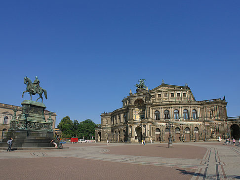 König-Johann-Statue mit Semperoper Foto 