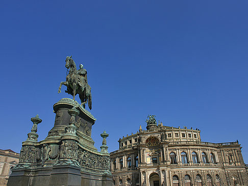 Foto König-Johann-Statue mit Semperoper - Dresden
