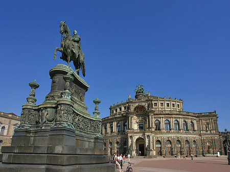König-Johann-Statue mit Semperoper Fotos