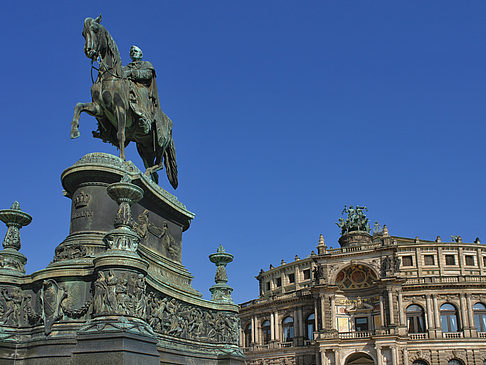 Foto König-Johann-Statue mit Semperoper - Dresden