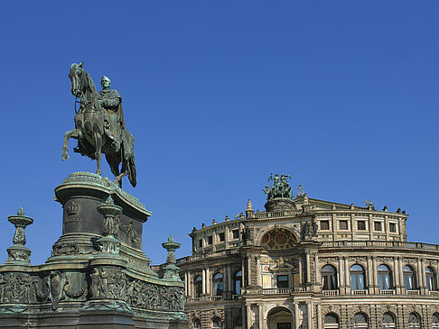 König-Johann-Statue mit Semperoper Foto 