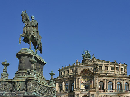 König-Johann-Statue mit Semperoper Foto 