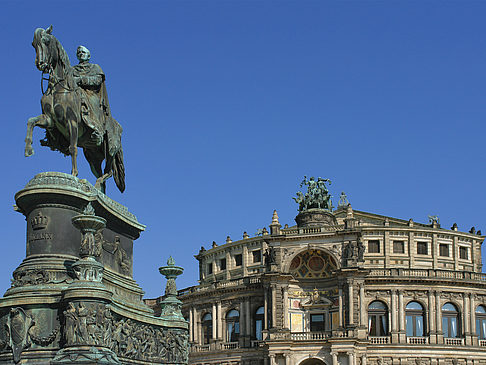 Fotos König-Johann-Statue mit Semperoper