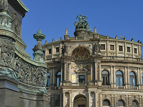 König-Johann-Statue mit Semperoper Fotos