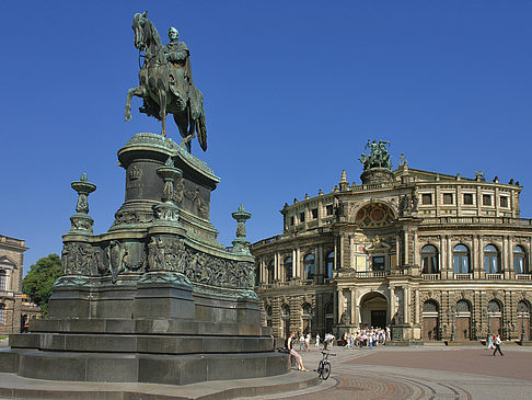 König-Johann-Statue mit Semperoper Fotos