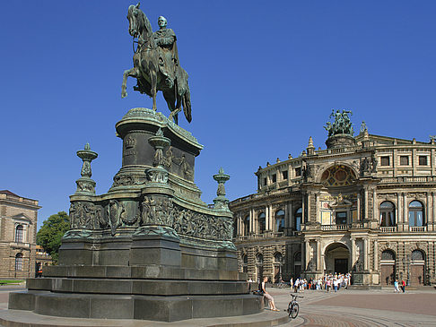 Foto König-Johann-Statue mit Semperoper