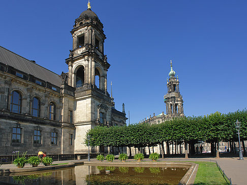 Teich vor dem Gericht Foto 