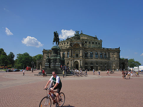 König-Johann-Statue mit Semperoper Fotos