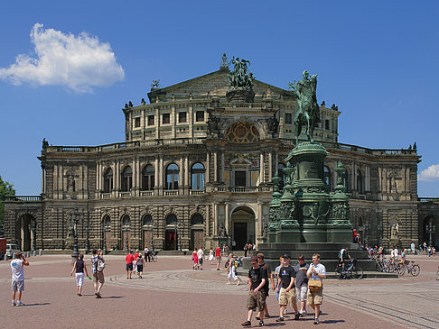 König-Johann-Statue mit Semperoper