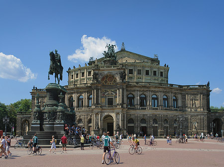 König-Johann-Statue mit Semperoper Fotos